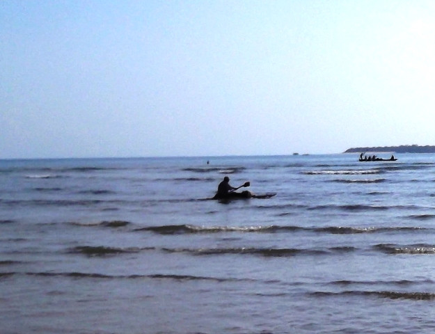 strand_twee_vissers_in_zee.jpg strand_twee_vissers_in_zee.jpg