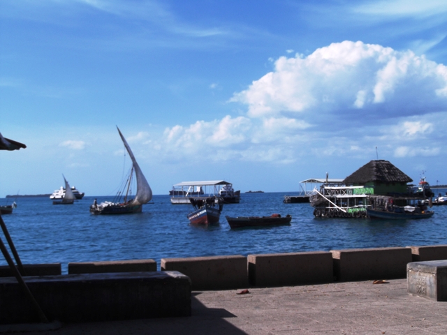 zanzibar_kade_stone_town_met_drijvend_restaurant.jpg zanzibar_kade_stone_town_met_drijvend_restaurant.jpg