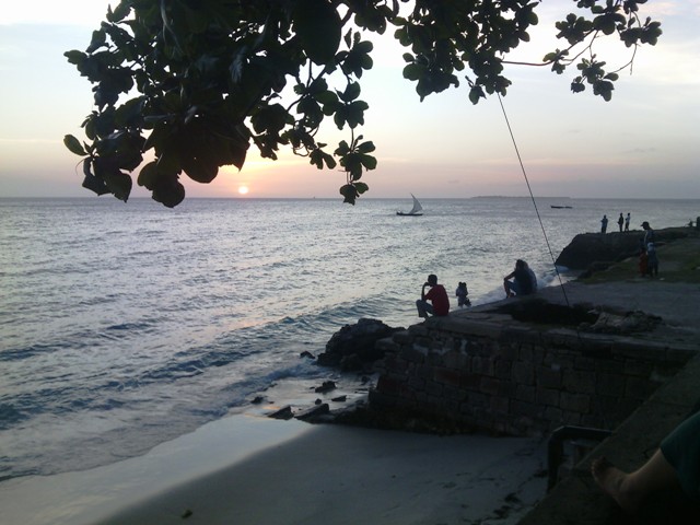 zanzibar_kade_met_dhow.jpg zanzibar_kade_met_dhow.jpg